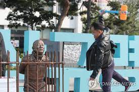 The government says at least 200. Vincent Lee On Twitter Pictured Is A Man About To Strike A Sculpture Of Former South Korean President Chun Doo Hwan Depicting Him Imprisoned And Kneeling Behind Bars With A Toy Hammer It