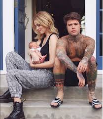 Alcuni parlano già di sponsorizzazioni ma la realtà sembra inutile girarci intorno, da quando è nato il piccolo leone lucia ferragni è al centro dell'attenzione mediatica. Leone Lucia Perche Chiara Ferragni E Fedez Condividono Le Sue Foto