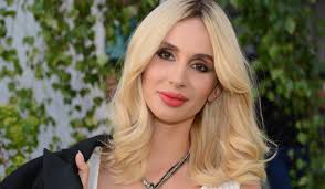 Светлана лобода, дети которой часто появляются на страничках в ее социальных сетях, — известная исполнительница многих хитов. Ne Hochu Nepravilnyh Razgovorov Svetlana Loboda Ne Pustila Doch Na Golos Deti