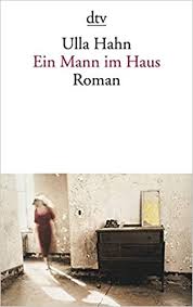 Eine frau schmiedet ihrem geliebten goldene fesseln und kettet ihn an sich, an ihr haus, an ihr bett. Ein Mann Im Haus Roman Hahn Ulla Amazon De Bucher