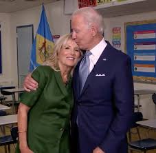 Joe biden's wife, jill biden holds a doctorate degree. Joe Biden Die Grosse Show Erinnert An Den Eurovision Song Contest Welt