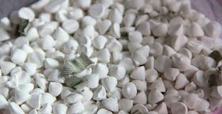 Dalam penelitian lain, gel yang mengandung 5 persen tea tree oil terbukti sama efektifnya dalam mengurangi jerawat seperti lotion yang mengandung 5 persen benzoyl peroxide, obat jerawat yang umum dipakai. Elak Jerawat Dengan 15 Senarai Bedak Sejuk Beras Terbaik 2020 Infosantai