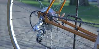 Frottez le chiffon sur la rouille vigoureusement. Comment Nettoyer Et Polir Le Derailleur Arriere De Votre Velo Dremel