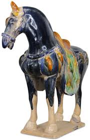 Tang Pferd Aus China Glasiert In Der Tang Dynastie Wurden Neben Opfergefassen Speisen Kamelen Und Tanzerinnen Aus Ton Auch Lowe Skulptur Kunst Ideen Pferd