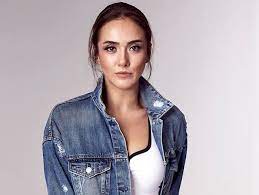 Eşkıya dünyaya hükümdar olmaz filminin oyuncuları, yönetmeni, senaristi ve filmde görev yapan tüm isimler bu sayfada. Eskiya Edho Avukat Ebru Kimdir Alpaslanin Avukati Ebru S5