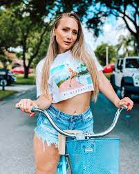 Found the one with aj applegate in the boxing gloves. Netnewsledger Aj Applegate S Journey From Being A Professional Dancer To Being A Leading Instagram Star