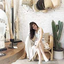 Di sini, kamu bukan hanya bisa nongkrong sambil berfoto, tapi juga bisa membeli berbagai hiasan dan perabotan rumah yang unik. Tulip Cafe And Home Decor In Jogja Chelsheaflo
