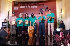 Menggunakan pakaian hasil produksi dalam negeri. Belanja Produk Dalam Negeri
