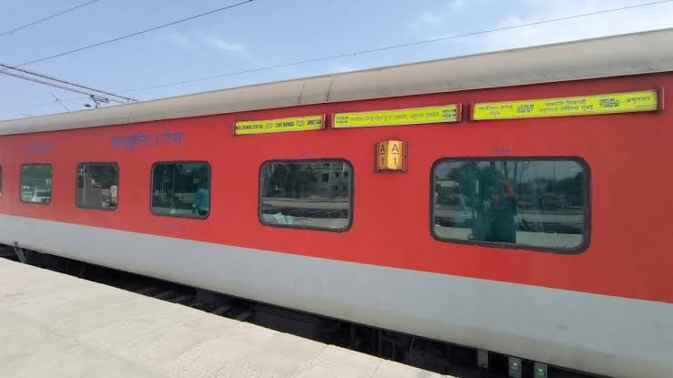 अमृतसर एक्सप्रेसच्या डब्यात सापडलेल्या मानवी पायाचे गूढ १० दिवसांनंतरही कायम; जीआरपीकडून तपास सुरु