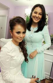 Tindakan rebecca itu dikritik hebat oleh persatuan mak cik bawang kerana seolah tidak menghormati suaminya yang turut berada disitu. Rumah Rebecca Nur Al Islam