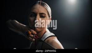 Jeune femme dessin archer bow, Pouilles, Italie Photo Stock