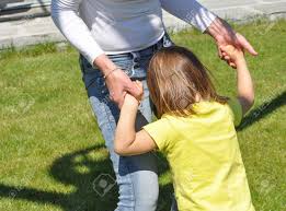 알아볼 수 없는 엄마와 딸이 풀밭에서 야외에서 놀고 있다 로열티 무료 사진, 그림, 이미지 그리고 스톡포토그래피. Image  174863002