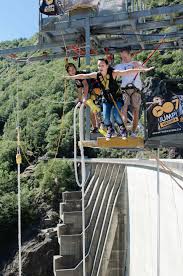 Maybe you would like to learn more about one of these? Der James Bond Bungee Jump In Der Schweiz