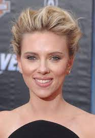 undone haare 75 stars mit frisuren im lassig look lockige frisuren hellblonde highlights frisur hochgesteckt