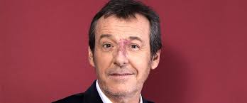Depuis 10 ans, sa popularité ne s'est jamais démentie, si bien qu'il est l'un des animateurs préférés des français. Jean Luc Reichmann Et La Chirurgie Esthetique Il Se Moque De Son Apparence