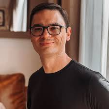 PRÉ-LANÇAMENTO (TRADUÇÃO ESPANHOL) "Corre el año 2020. Mi segundo hijo,  recién nacido, duerme en mis brazos. Leo en la pantalla del celular,  mientras equilibro al niño, un libro sobre un famoso verdugo