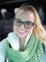 Mittelgrünes handgemachtes gehäkeltes Dreieckstuch, Boho-Schal-Verpackung,  leichte Krawatte, Boho-Accessoire