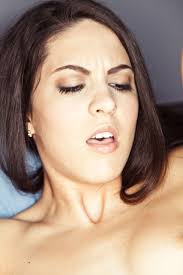 Atriz tira foto lavando roupa pelada para a playboy - Fotos de Mulher Pelada  | Super Nua