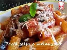 Tagliate la melanzana a cubetti e la mezza cipolla a striscioline sottili. Pasta Con Salsa Di Pomodoro E Melanzane Fritte La Cucina Di Nonna Rita Primi Piatti
