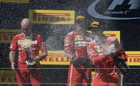 2021 sezonu tüm takımlarla yakın geçecek. Champagne Retorna Ao Podio F1