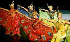 Jenis pola lantai ini dapat kita gambarkan sebagai berikut pola lantai lainnya yang terdapat dalam tarian adalah pola lantai melengkung. Mengenal Asal Usul Tari Merak Hingga Menjadi Icon Jawa Barat