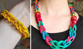 Minik renkli lastiklerden bileklik yapmak çok kolay. Renkli Paket Lastiginden Kolye Ve Bileklik Yapimi Bileklik Kolyeler Paket Lastigi