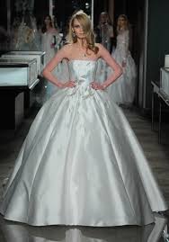 So ermöglichen wir es jeder braut, unabhängig von der höhe ihres budgets, in ihrem ganz individuellen hochzeitskleid heiraten zu können. Ganz In Weiss Brautkleider De Luxe Richtigteuer De