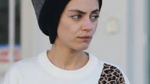 Das haus hat zwar eine generalüberholung erhalten, ist aber tatsächlich vom grundsatz her noch ein klassisches farmhaus mit holzwänden, großer grünfläche und sogar. Naturlich Schon Hier Lachelt Mila Kunis Einen Paparazzo An Promiflash De