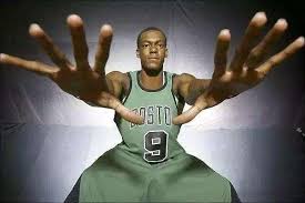 In an interview with a sports channel, kawhi leonard spoke about his hands being too large, which sometimes makes it difficult to shoot. Big Hands Of Nba Giants O Fang Is Difficult To Type On Iphone And The Hostess Turns Into A Baby Hand Compared To The Letter Brother Daydaynews