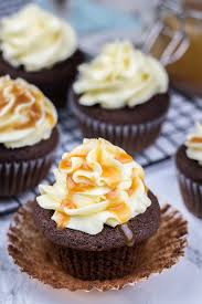 I was contemplating making salted caramel cupcakes to pair with the salted caramel frosting, but i wanted a bit more of a flavor caramel and chocolate are like a match made in heaven, so chocolate won. Chocolate Cupcakes With Caramel Filling Veronika S Kitchen