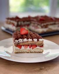 Kanalımdaki tatlı tarifleri arasında birbirinden lezzetli tiramisu tarifleri var ama bir de çilekli tiramisu tarifini sizinle paylaşmak. 12 6b Begenme 231 Yorum Instagram Da ï½ï½™sï½… Sï½…ï½Ž Aysens Kitchen Cilekli Tiramisu Kelepceli Kalibim 36x24 Cm Malzeme Tiramisu Biskuvi Tarifler
