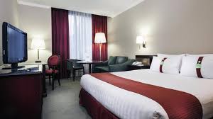Each room has an en suite bathroom with a power shower. Holiday Inn London Mayfair Hotel Visitlondon Com