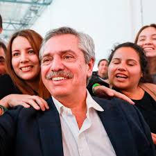 Alberto Fernández arrancó la última gira de campaña entre promesas, selfies  y la alegría por las crías de su perro Dylan