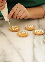 Glacage Royal A La Vanille Ricardo Recipe Delicious Cookie Recipes Icing For Gingerbread Cookies Royal Icing