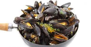 La coquille de la moule méditerranéenne est de couleur bleu noir, brune ou parfois brune rayée de noir. Les Moules Fourchette Bikini
