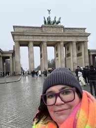 Me after spending twenty minutes trying to explain to my six year old the  history and symbolism of the Brandenburg Gate. 🙃😅😂