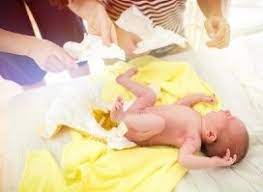 Meist sind vergleichsweise harmlose erkrankungen wie. Stuhlgang Und Urin Eines Neugeborenen Gestillten Babys Still Lexikon