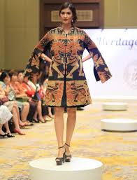 Naun jika anda membiarkan terbuka tidaklah menjadi persoalan. 60 Model Baju Batik Atasan Wanita Kombinasi Terbaru 2020