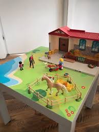 Endlich Gibt Es Eine Schone Und Einfach Aufgebaute Spielflache Fur Eure Kinder Und Deren Playmobil Oder Leo Welten Die Spieltisch Kinder Ikea Tisch Spieltisch