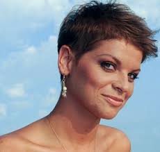 Lo stile, è fondamentale per chi canta o, ha un ruolo pubblico, serve anche per caratterizzare il proprio personaggio oltre, alla propria. Tagli Di Capelli Di Alessandra Amoroso