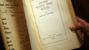 Elle est grise, couverte de broderie noires et dans autant en emporte le vent scarlett o'hara la porte dans plusieurs scènes clés, notamment son agression en cabriolet. Autant En Emporte Le Vent Le Classique S Offre Une Nouvelle Jeunesse