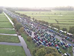 8:00 na drogi wyjechało 150 traktorów, a według lidera agrounii nawet 300. Holandia Takiego Strajku Rolnikow Unia Europejska Jeszcze Nie Widziala Kobieta W Sadzie