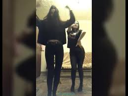 Танцы двух сексуальных девушек с темными волосами periscope перископ