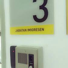 Dua pegawai kanan jabatan imigresen johor bersama tiga lain dihadapkan ke mahkamah sesyen johor bahru atas pertuduhan. Pejabat Imigresen Johor Bahagian Passport Gedung Pemerintah Di Johor Bahru