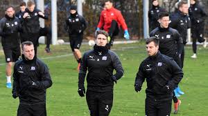 Pellegrino matarazzo coacht momo cissé während der spielform. Winterpause Beendet Die Zweitligisten Im Form Check 2 Bundesliga Bildergalerie Kicker