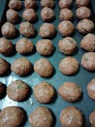 Dah siap semua, apa lagi, celur bihun putih , masukkan ke dalam mangkuk, tambah bebola daging, tulang lembu bersama supnya, sambal dan kicap serta sayuran segar dan akhir sekali, bawang goreng. Resipi Bebola Daging Homemade Yang Sedap