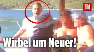 Aktuelle hintergrundinformationen und wissenswertes rund um das thema manuel neuer. Manuel Neuer Grolt Lied Von Rechtsextremer Band Mit Youtube