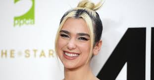 After working as a model, she signed with warner bros. Dua Lipa Die Schlangenfrau Stellt Ihre Dehnbarkeit Unter Beweis