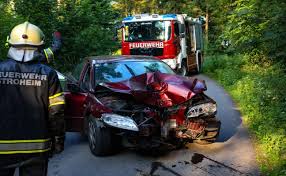 12.07.2019, 08:11 uhr | dpa. Autolenker Bei Unfall In Stroheim Gegen Baum Gekracht Laumat At