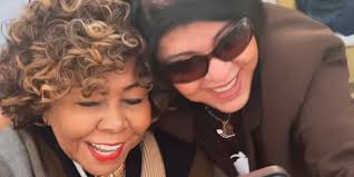 Alcione e Roberta Miranda se encontram em voo para Angola e fazem dueto improvisado antes de show